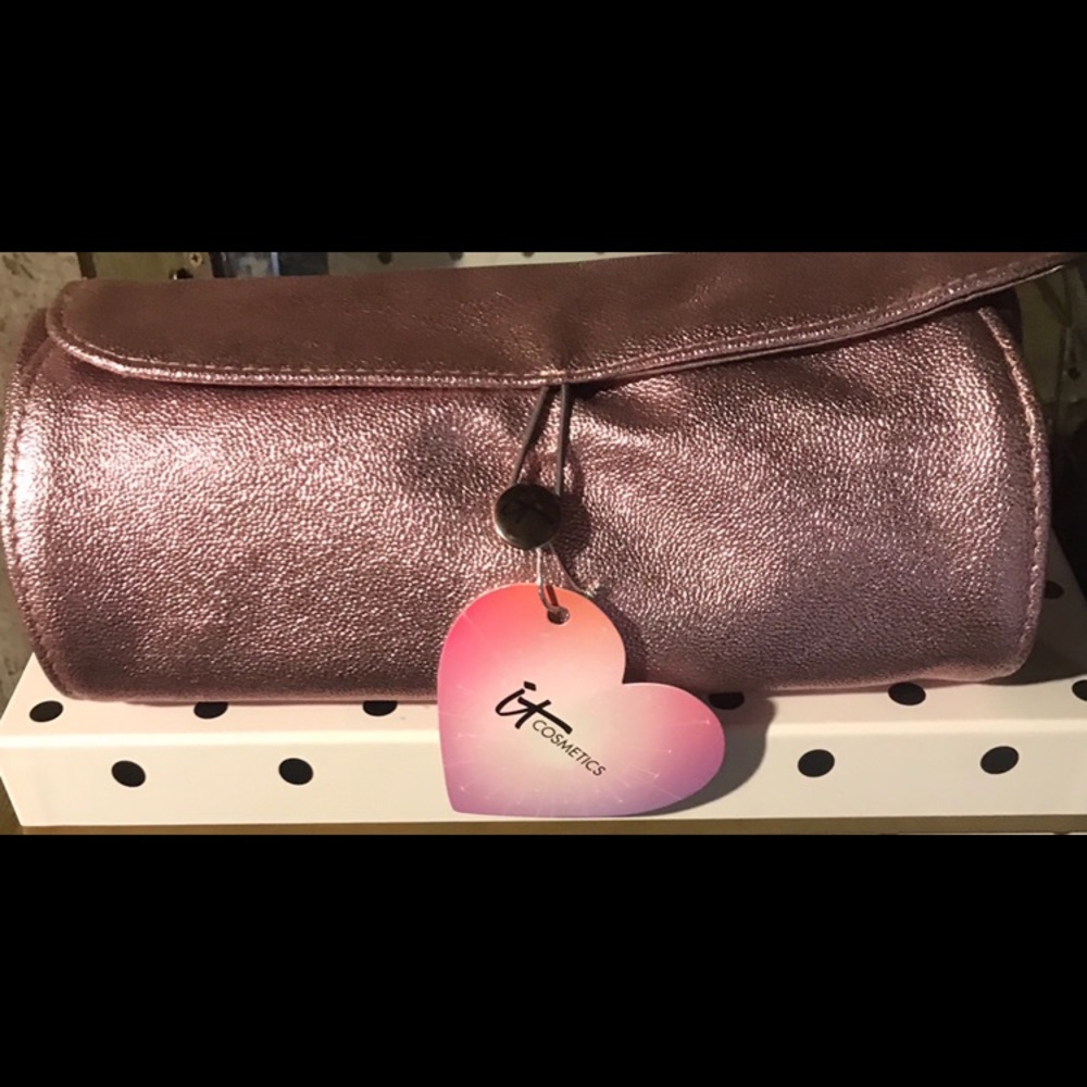 NWT IT cosmetic bag w/ roll out brush organizer!